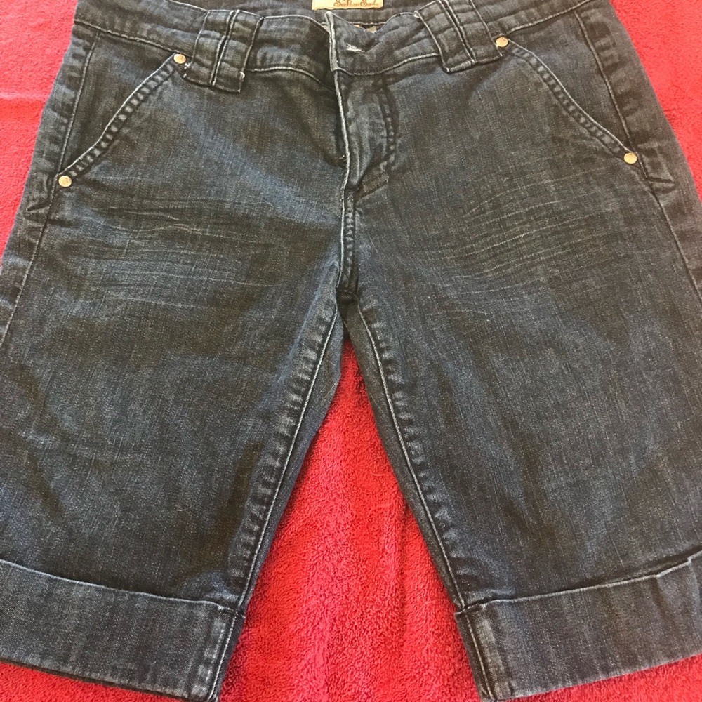 Ladies size 27 Bermuda shorts 98% cotton 2% spande
